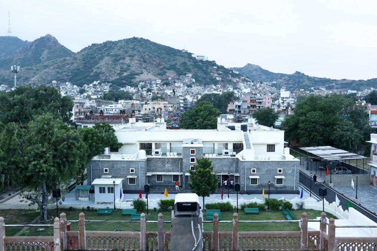 Hotel King Edward Memorial 50 Mtrs From Railway Station Ajmer Exterior foto